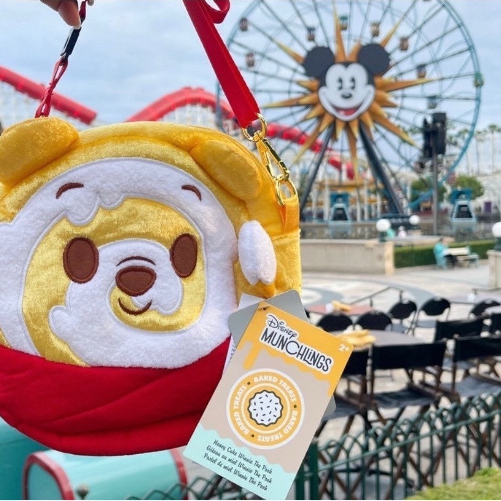 NWT DISNEY PARKS WINNIE THE POOH MUNCHLINGS CINNAMON ROLL CROSSBODY